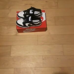 Nike panda dunk low size 9.5 worn twice